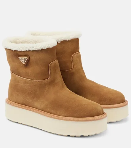 Shearling-lined suede ankle boots - Prada - Modalova